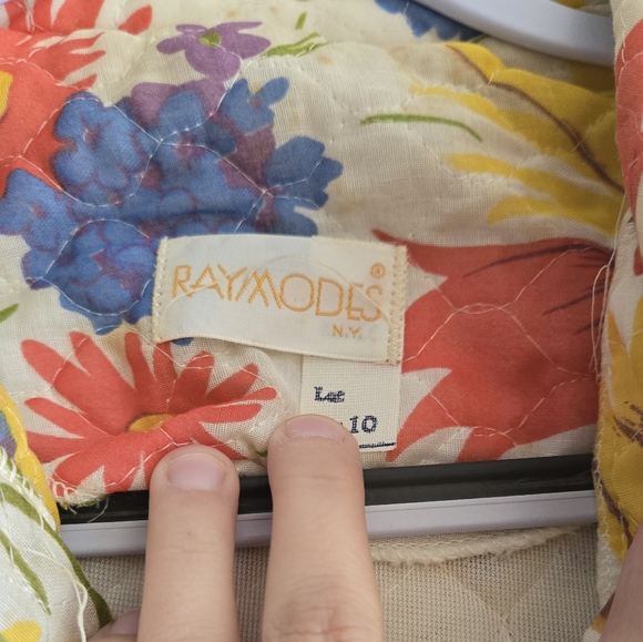 1970s Vintage Floral Quilted Coat with Blue Accents - Picture 9 of 12